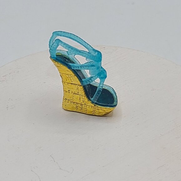 Monster High 13 Wishes Frankie Stein Doll Replacement Blue & Gold Left Shoe - Picture 3 of 7